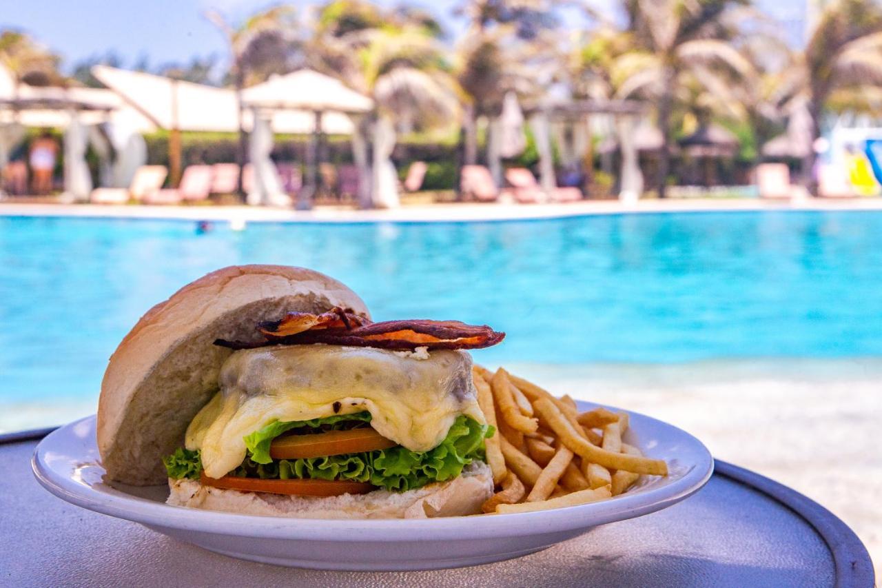 Dom Pedro Laguna Beach Resort & Golf By Wam Experience Aquiraz Kültér fotó A cheeseburger with chips